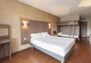 Habitación cuádruple, para no fumadores | Escritorio, insonorización, tabla de planchar con plancha y wifi gratis 