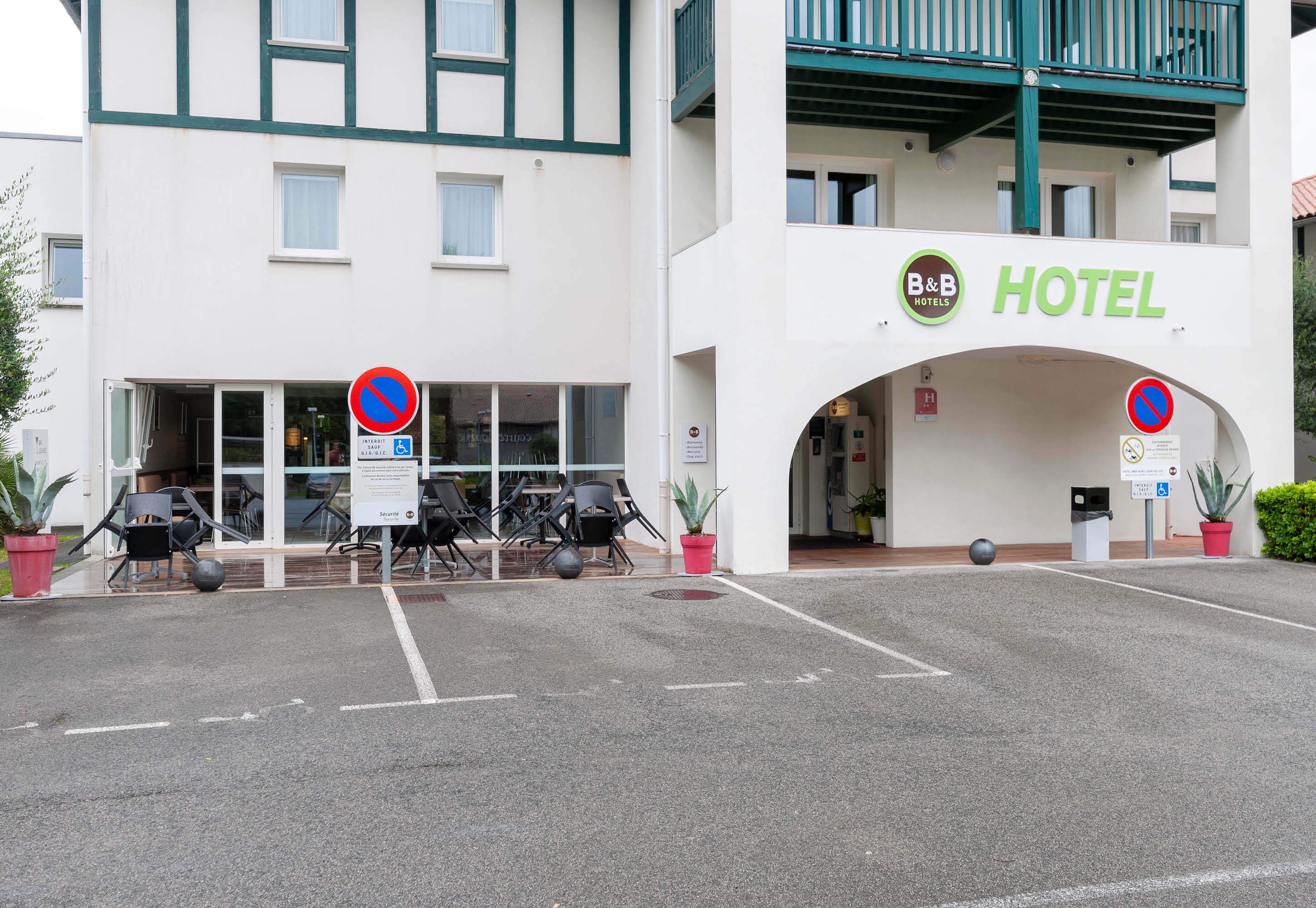 Ein Hotel Eingang mit einem Schild mit der Aufschrift 'B&B HOTELS' und einem Verbotsschild für Fahrzeuge.