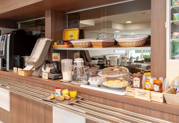 Daily buffet breakfast for a fee - B&B HOTEL Saint-Jean de Luz (Saint-Jean-de-Luz)