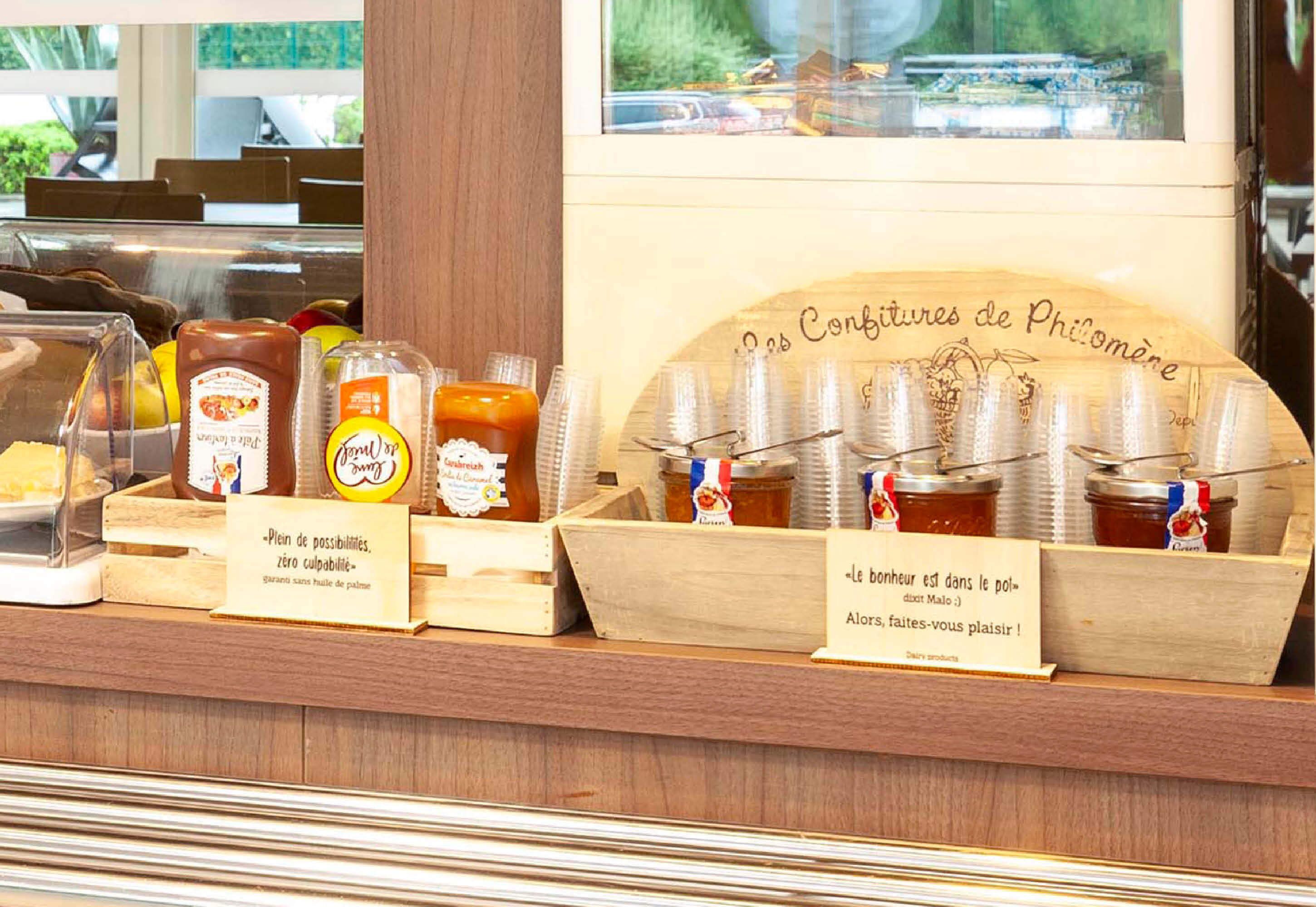 Exhibición de frascos de miel y de conservas de fruta en una tienda.