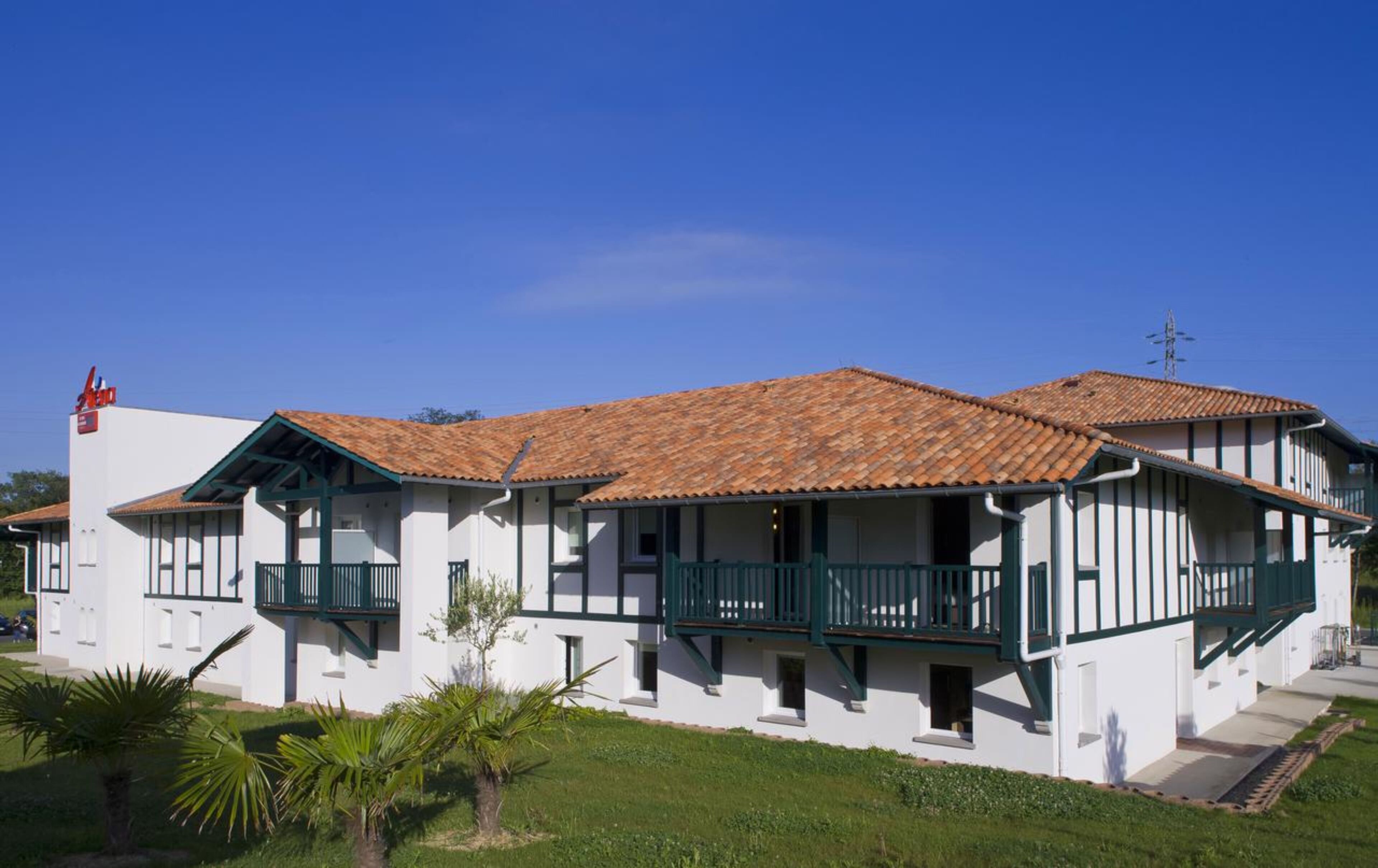 Vista frontal de la propiedad