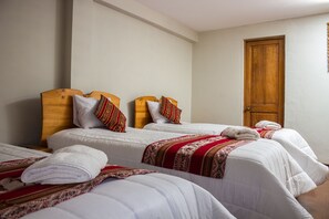 Habitación triple superior | Camas con pillow-top, wifi gratis y ropa de cama 