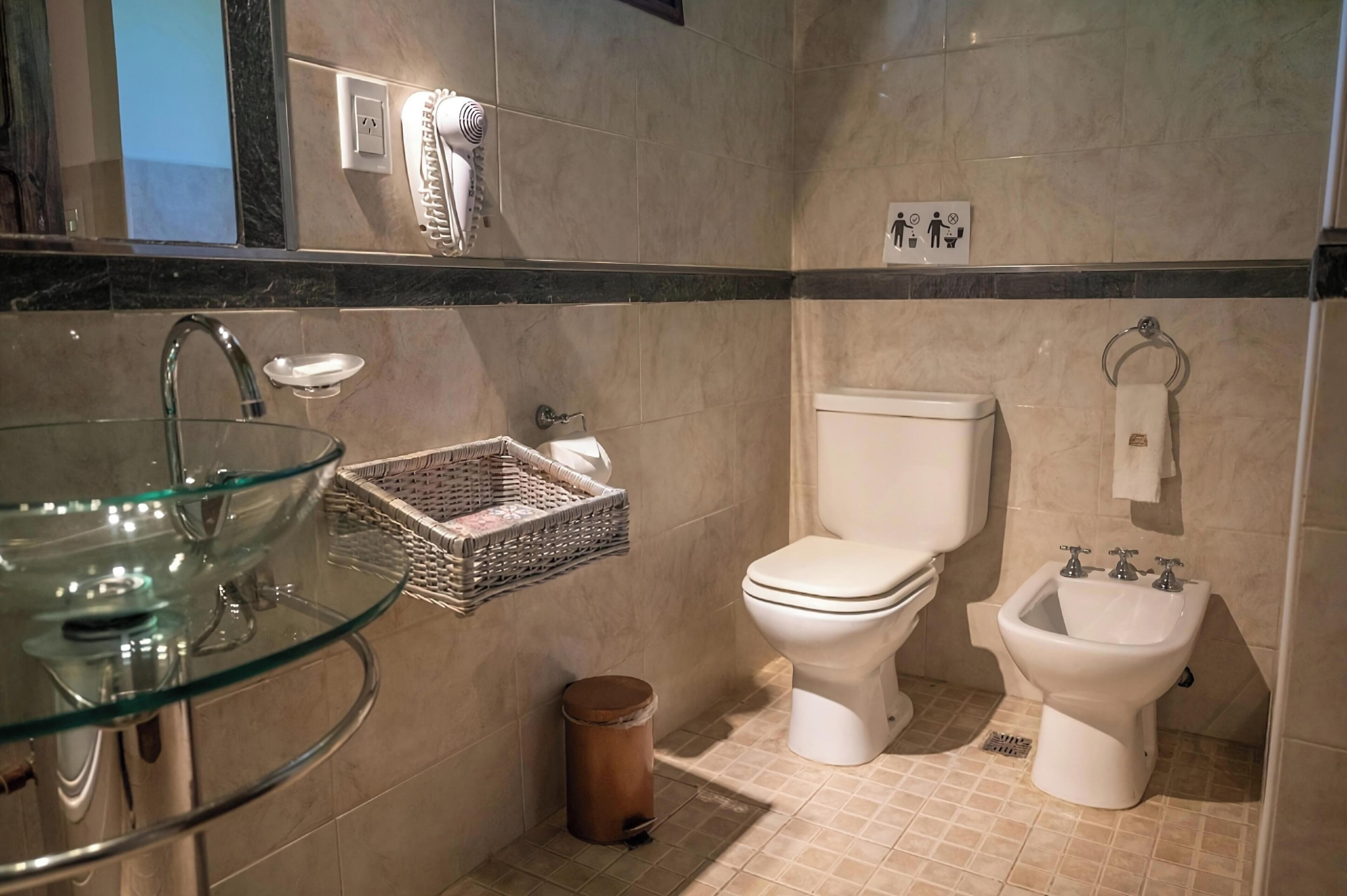 combined shower/bathtub, rainfall showerhead, free toiletries