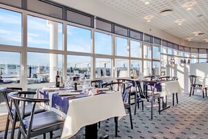 Se sirven desayunos, almuerzos y cenas (con vistas a la playa) 