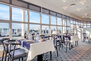 Serveert ontbijt, lunch, diner, stranduitzicht