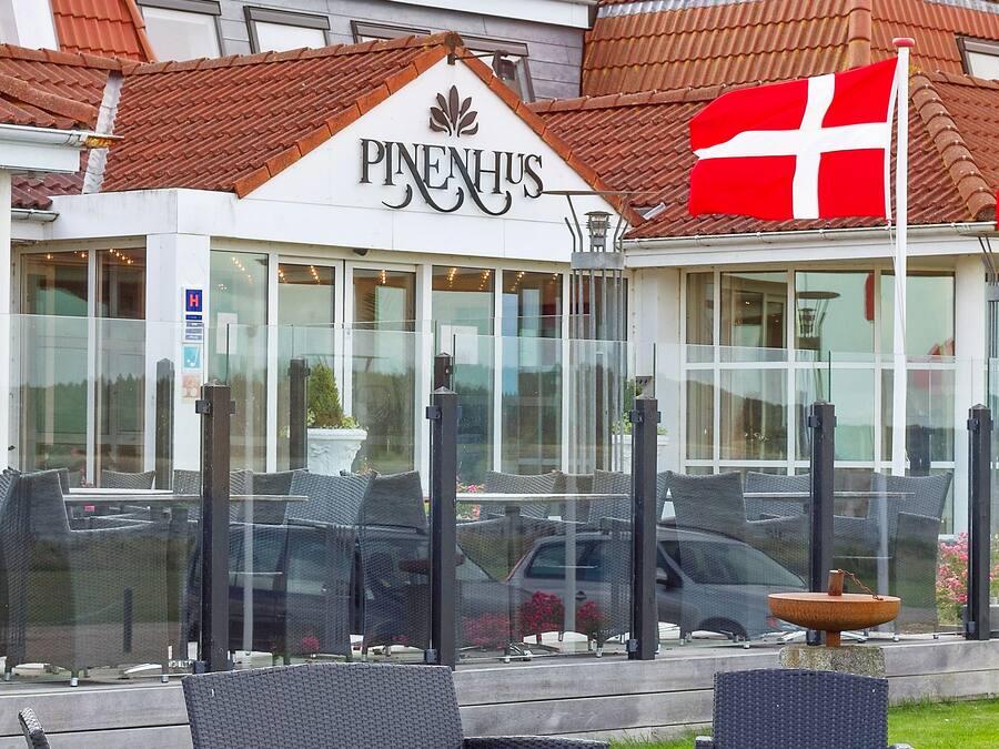 A restaurant named "PINENUS" with outdoor seating and a red flag.