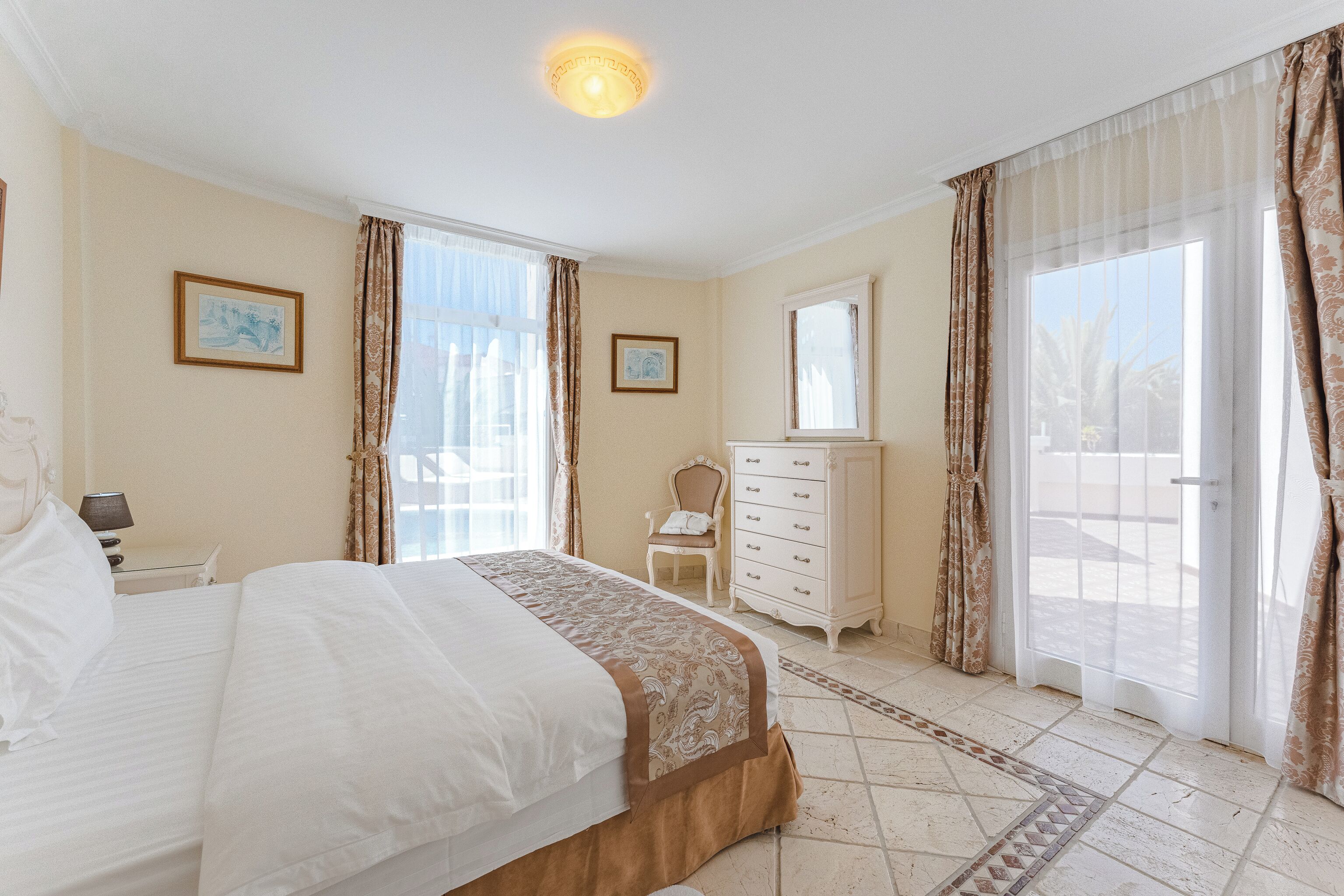 Surmatelas, minibar, coffres-forts dans les chambres, bureau