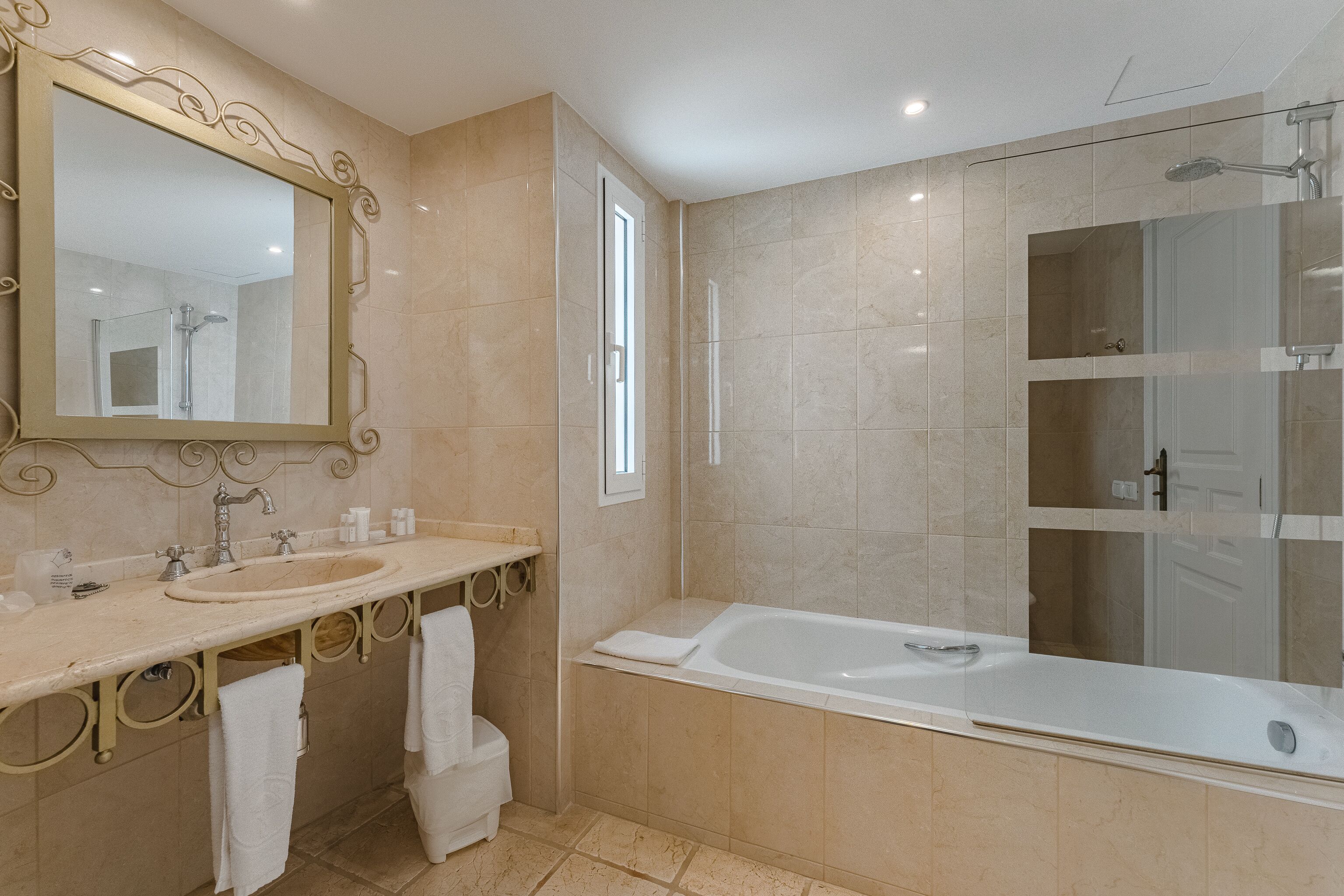 Ein modernes Badezimmer mit einem großen Spiegel, zwei Waschbecken, einer Badewanne und einer Duschkabine.