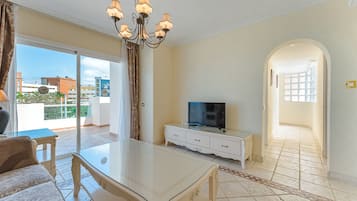 Standaard suite, 2 slaapkamers | Woonruimte | Flatscreentelevisie