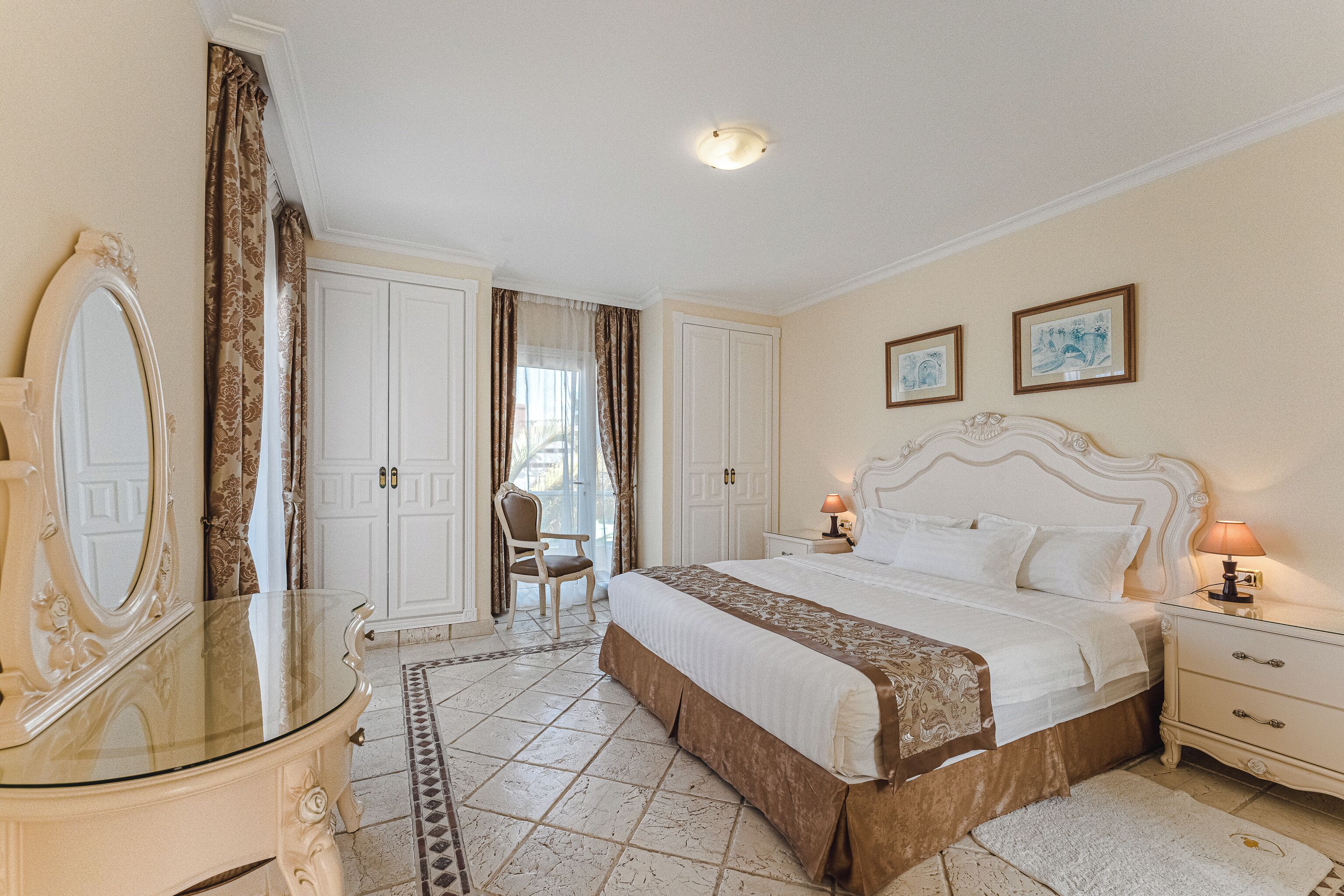 Surmatelas, minibar, coffres-forts dans les chambres, bureau