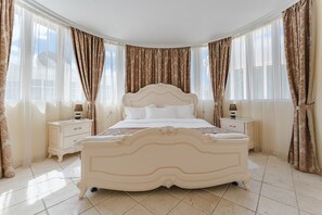 Royal Suite, 2 Bedrooms, Jetted Tub | Pillowtop beds, minibar, in-room safe, individually furnished - Flamingo Suites Boutique Hotel (Adeje)