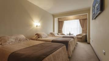 Triple Room | Minibar, in-room safe, free WiFi, bed sheets