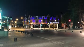 A hotel with a sign reading "HOTEL TIERRA DEL FUEGO" at night.