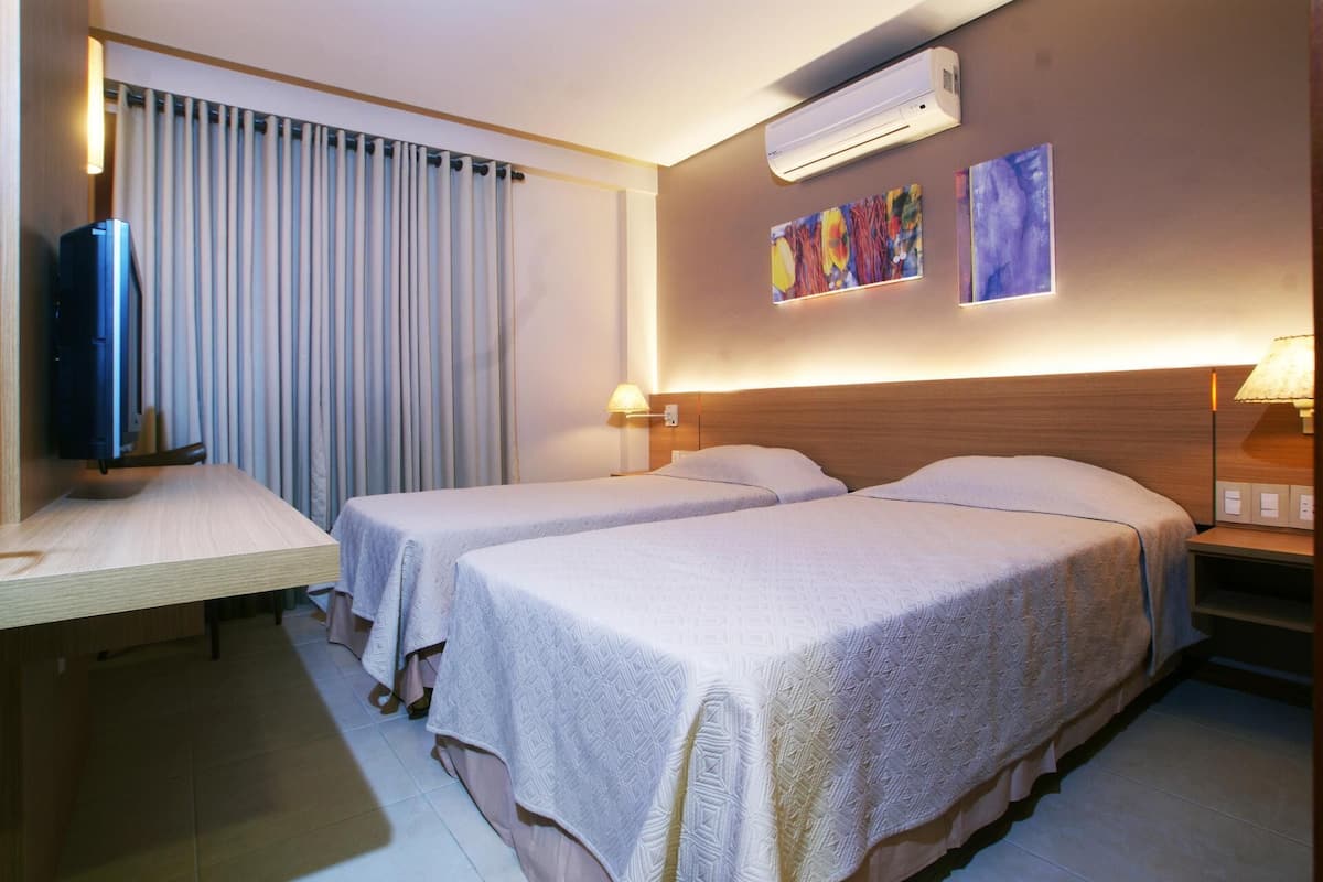 Een minibar, een bureau, verduisterende gordijnen, gratis wifi