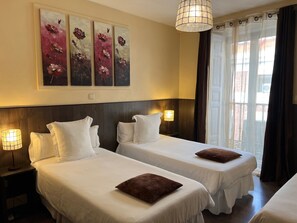 Bureau, fer et planche à repasser, Wi-Fi gratuit, draps fournis