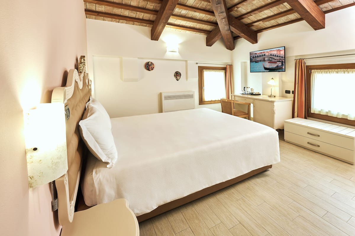 superior double room | 1 bedroom, down duvets, minibar, in-room safe