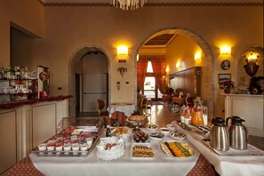 Free daily buffet breakfast - Albergo Antica Corte Marchesini (Campagna Lupia)