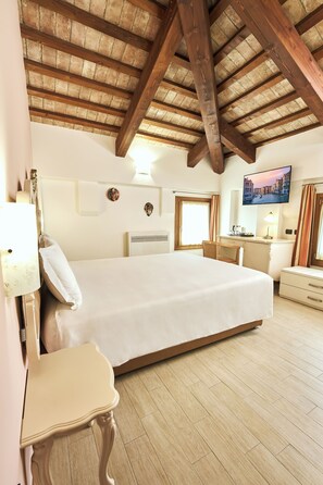 Superior Double Room | Down comforters, minibar, in-room safe, desk