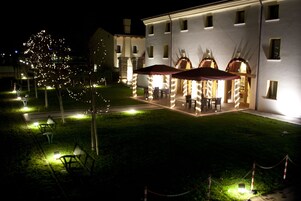 Fachada da propriedade à noite