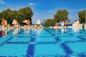 Seasonal outdoor pool, pool umbrellas, pool loungers - SOLANA BY YELKEN (Bodrum)