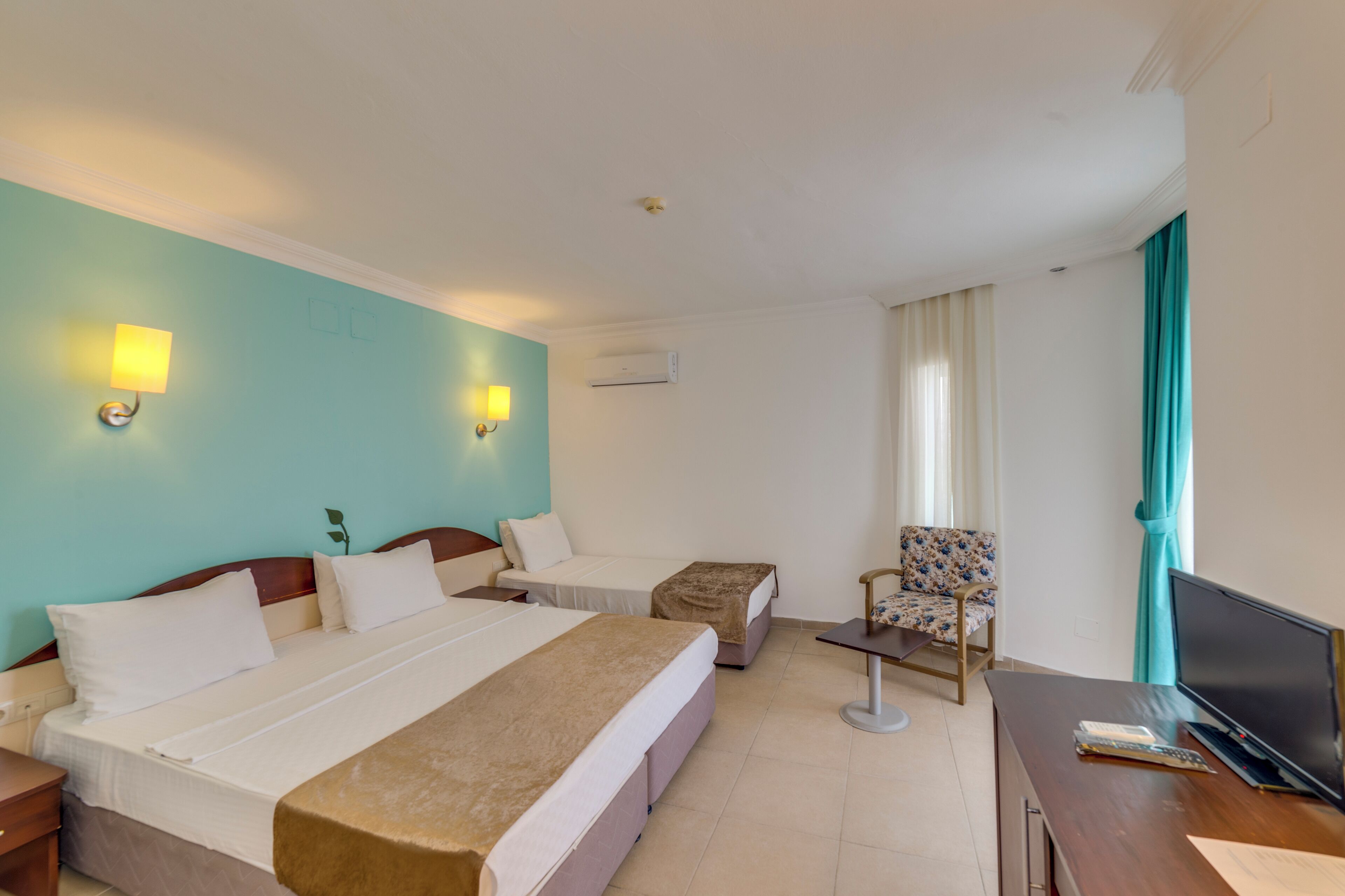 Minibar, desk, free cribs/infant beds, bed sheets