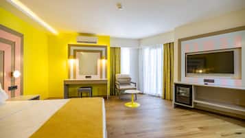 Minibar, desk, free cots/infant beds, bed sheets