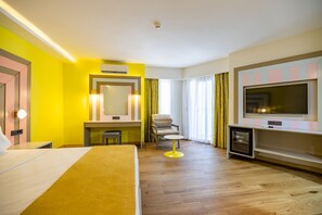 Minibar, Schreibtisch, kostenlose Babybetten, Bettwäsche