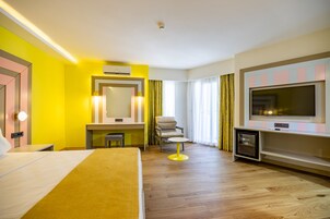 Minibar, escritorio, cunas gratuitas y ropa de cama