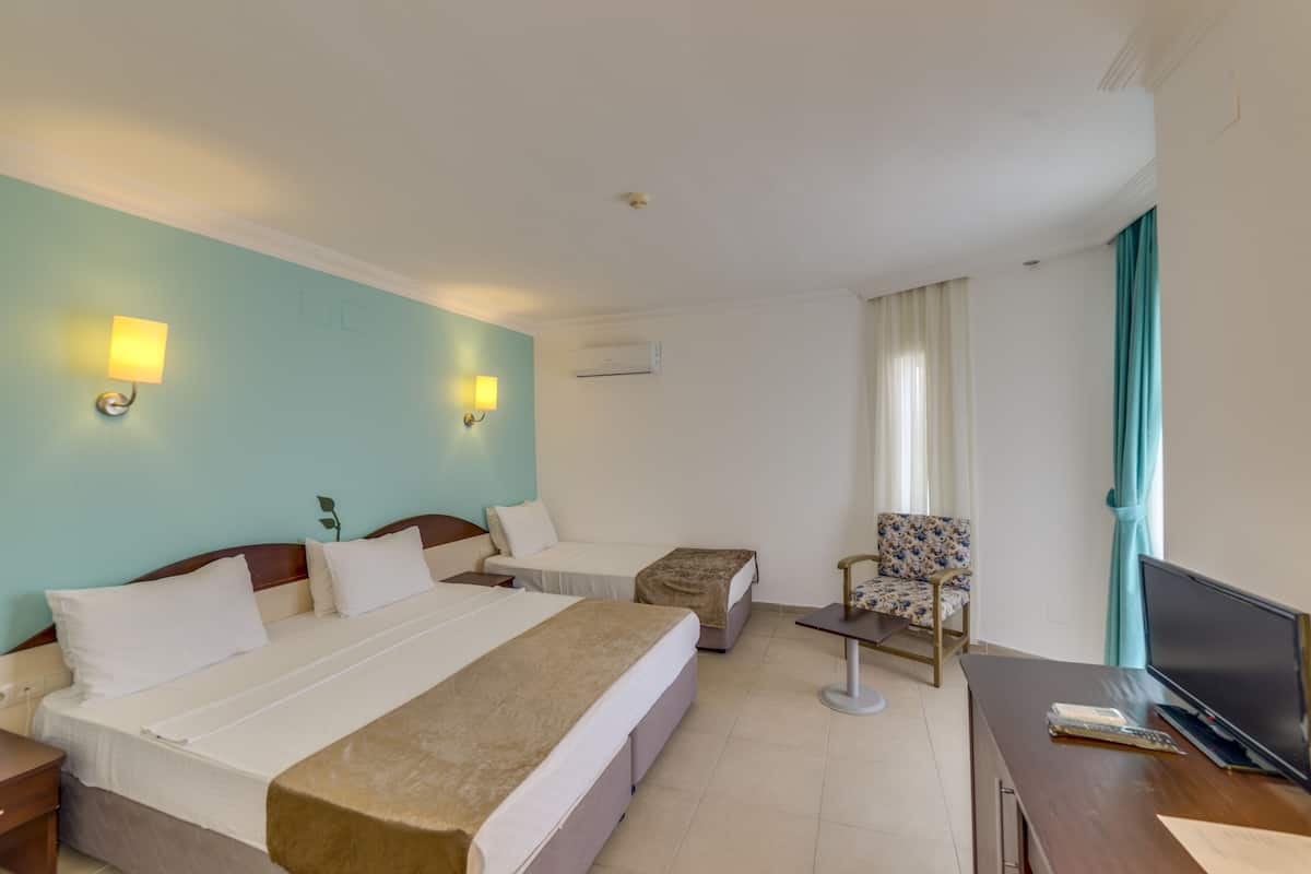 Quarto standard | Frigobar, escrivaninha, berços grátis, roupa de cama