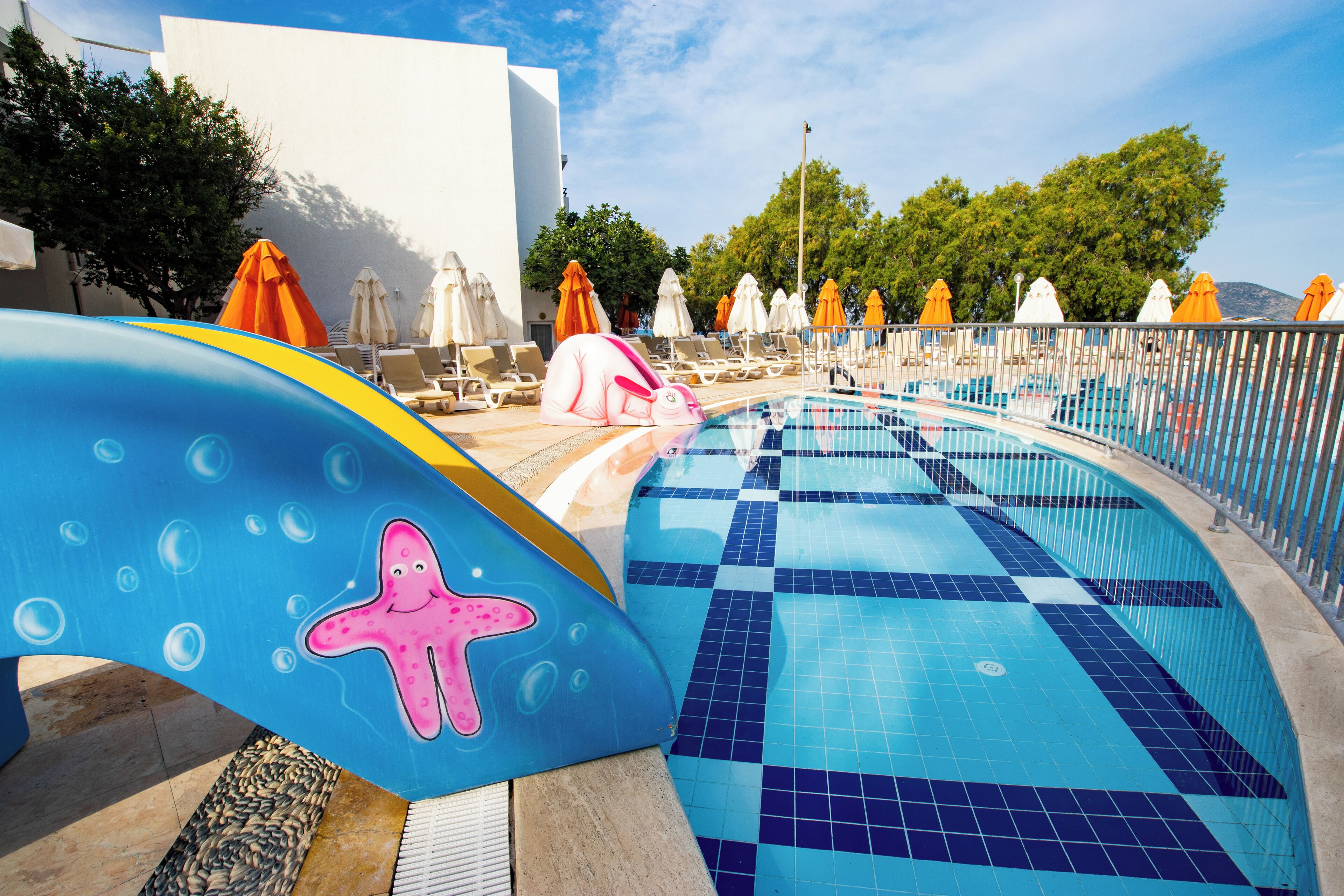 Piscina stagionale all'aperto, ombrelloni da piscina, lettini