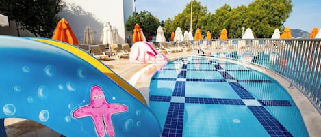 Alberca al aire libre por temporada y sombrillas en la alberca