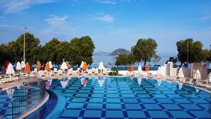 Seasonal outdoor pool, pool umbrellas, pool loungers - SOLANA BY YELKEN (Bodrum)