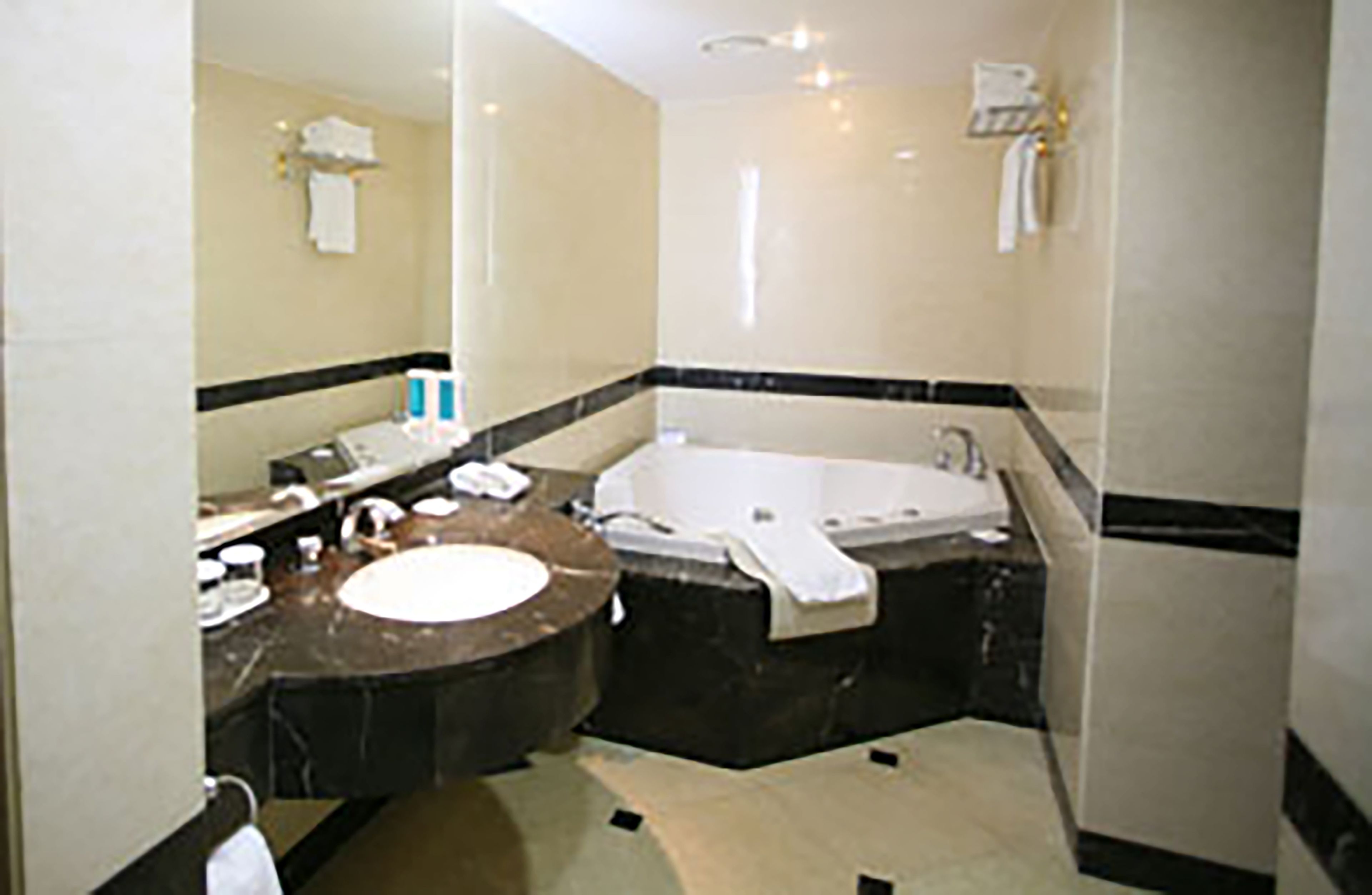 combined shower/bathtub, free toiletries, hair dryer, slippers