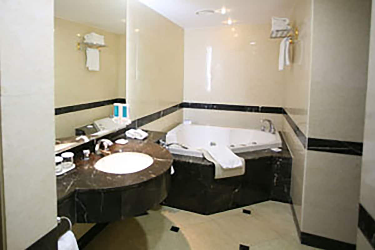 combined shower/bathtub, free toiletries, hair dryer, slippers