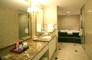 A modern bathroom with a large mirror, a sink, a bathtub, and a shower. - High1 Palace Hotel & CC (Jeongseon)