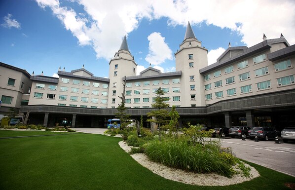 A large hotel with multiple towers, a parking lot, and well-maintained landscaping. - High1 Palace Hotel & CC (Jeongseon)