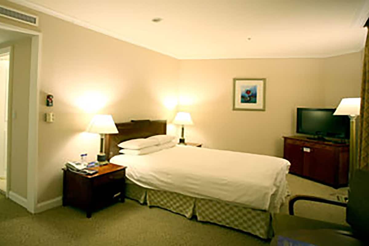 Een kluis op de kamer, een bureau, gratis wifi, beddengoed