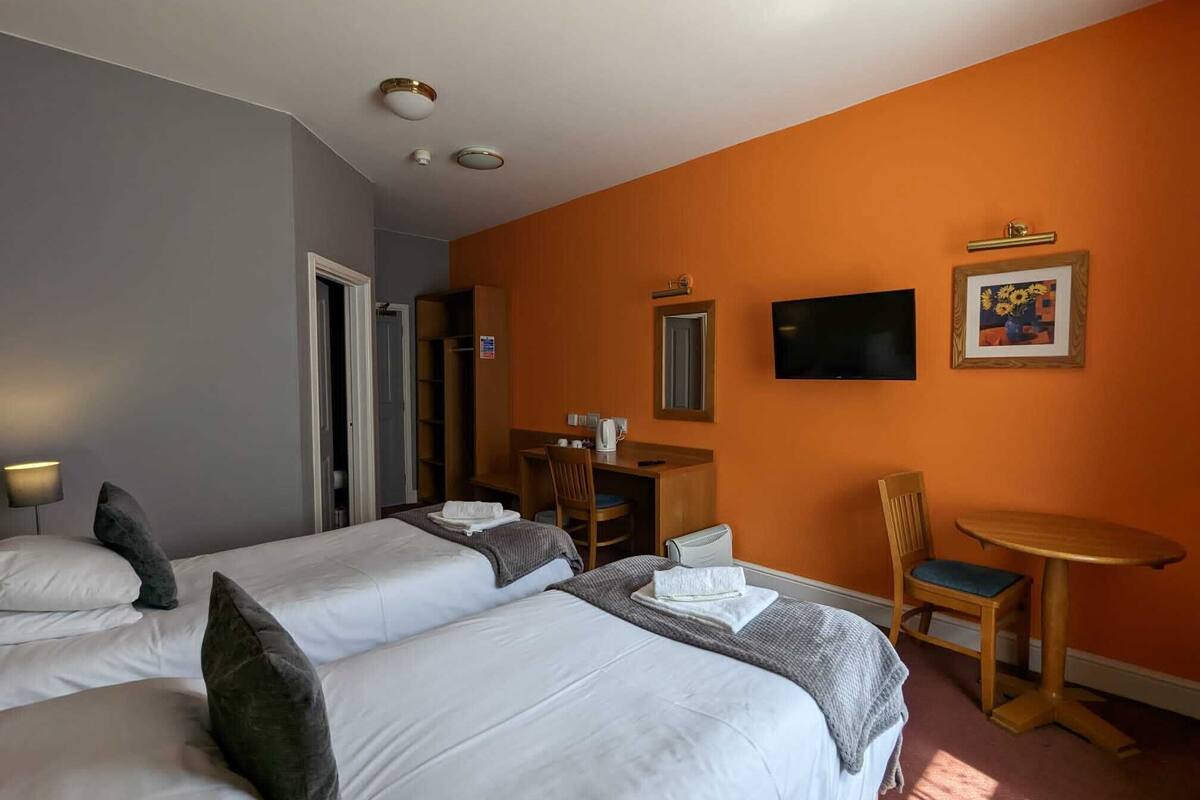 مكتب ومكواة/لوح كي وواي فاي مجانًا وملاءات أسرّة