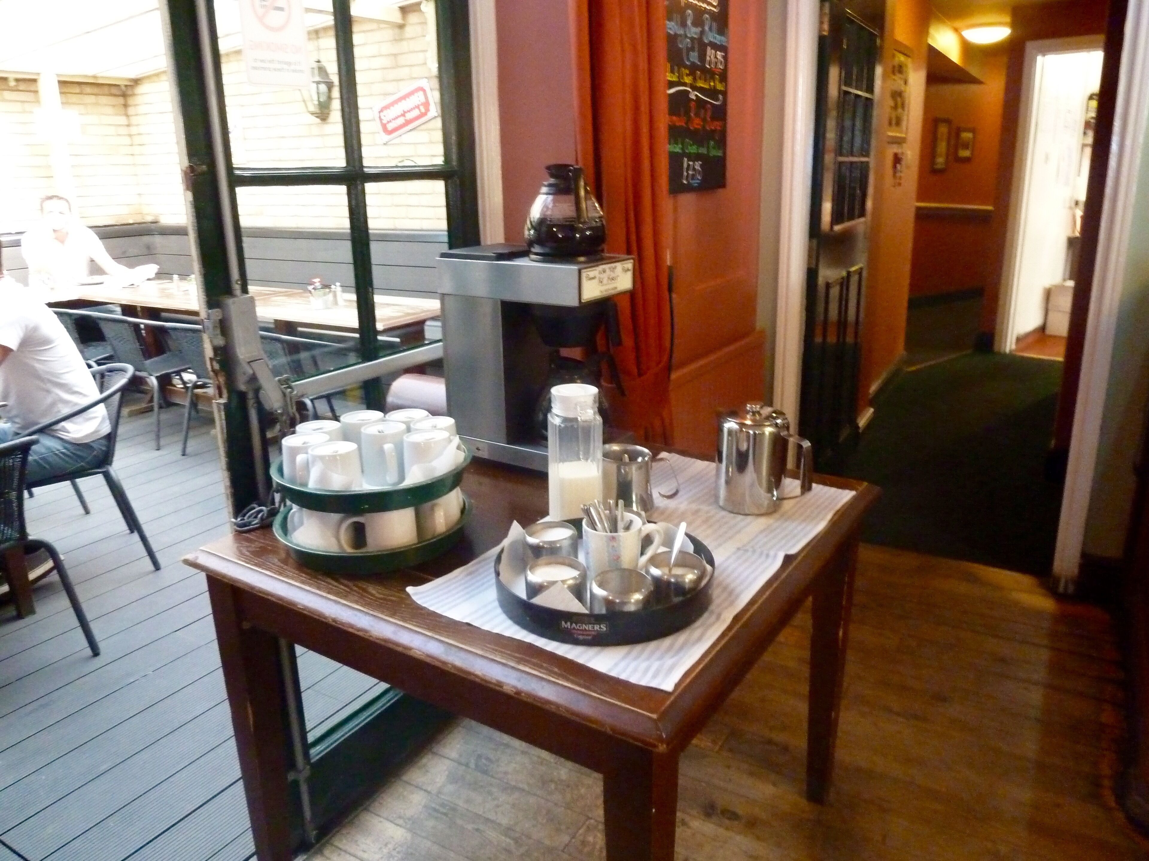 تقديم الإفطار والغداء والعشاء