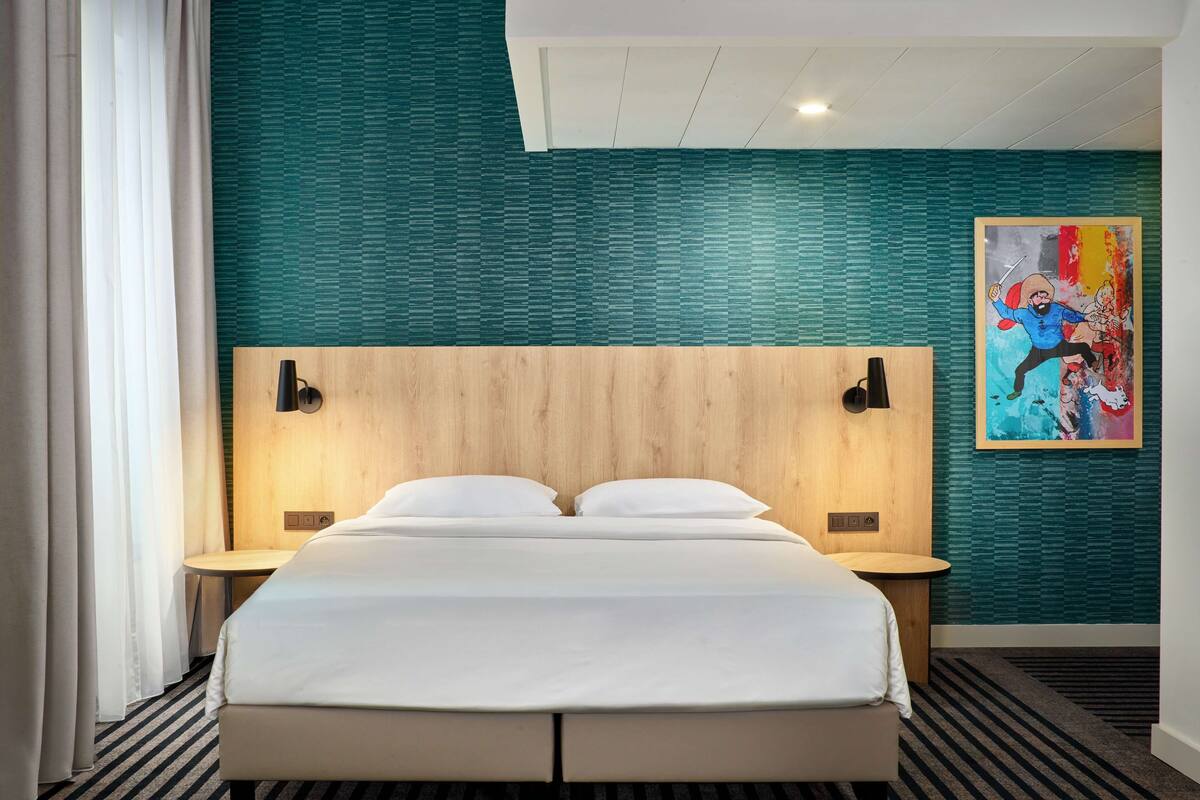 Premium bedding, in-room safe, desk, laptop workspace
