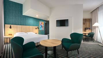 Bộ đồ giường cao cấp, két bảo mật tại phòng, bàn