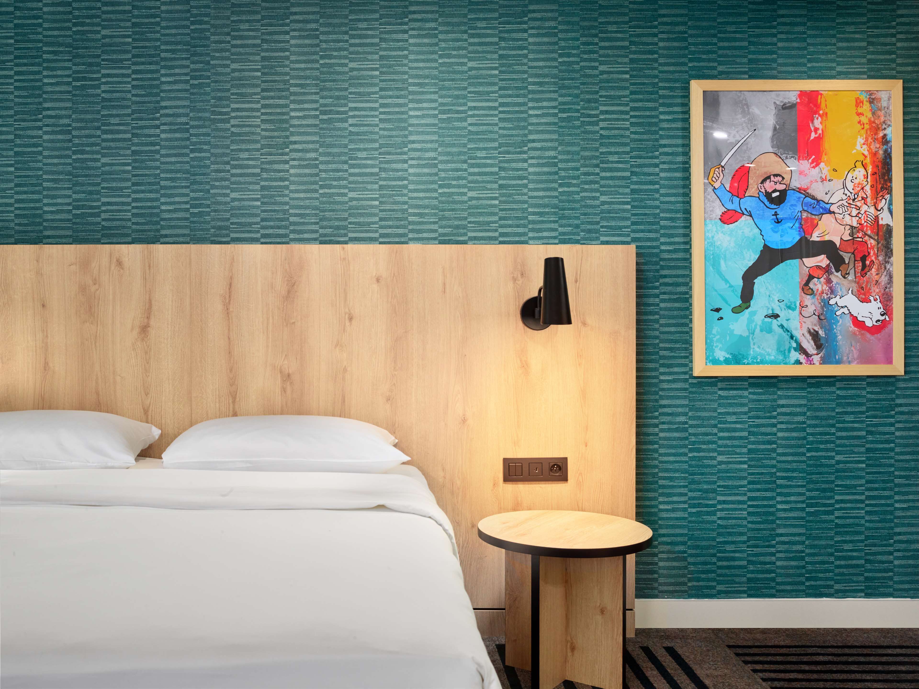 premium bedding, in-room safe, desk, laptop workspace