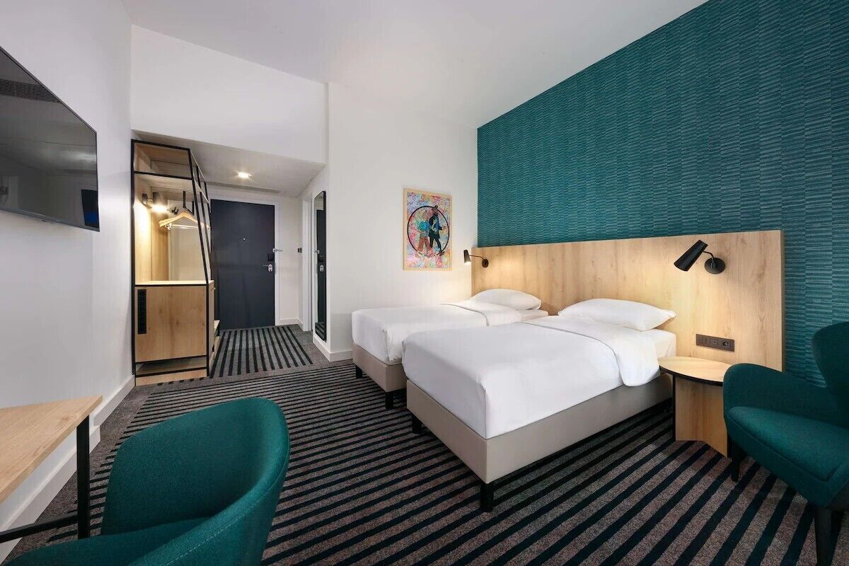 standard room | premium bedding, in-room safe, desk, laptop workspace