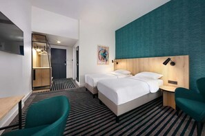 A hotel room with two beds, a desk, a chair, a TV, and a painting on the wall. - Radisson Hotel Brussels Centre Midi (Brussels)