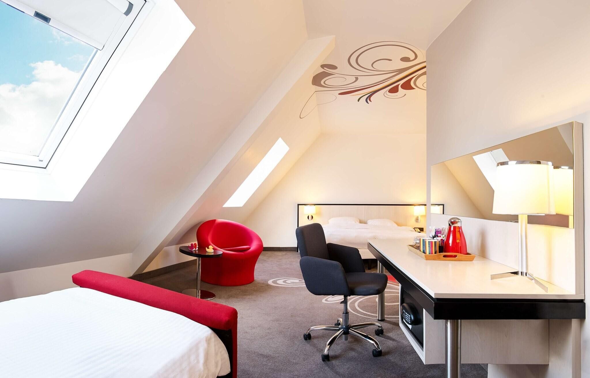 Premium bedding, in-room safe, desk, laptop workspace