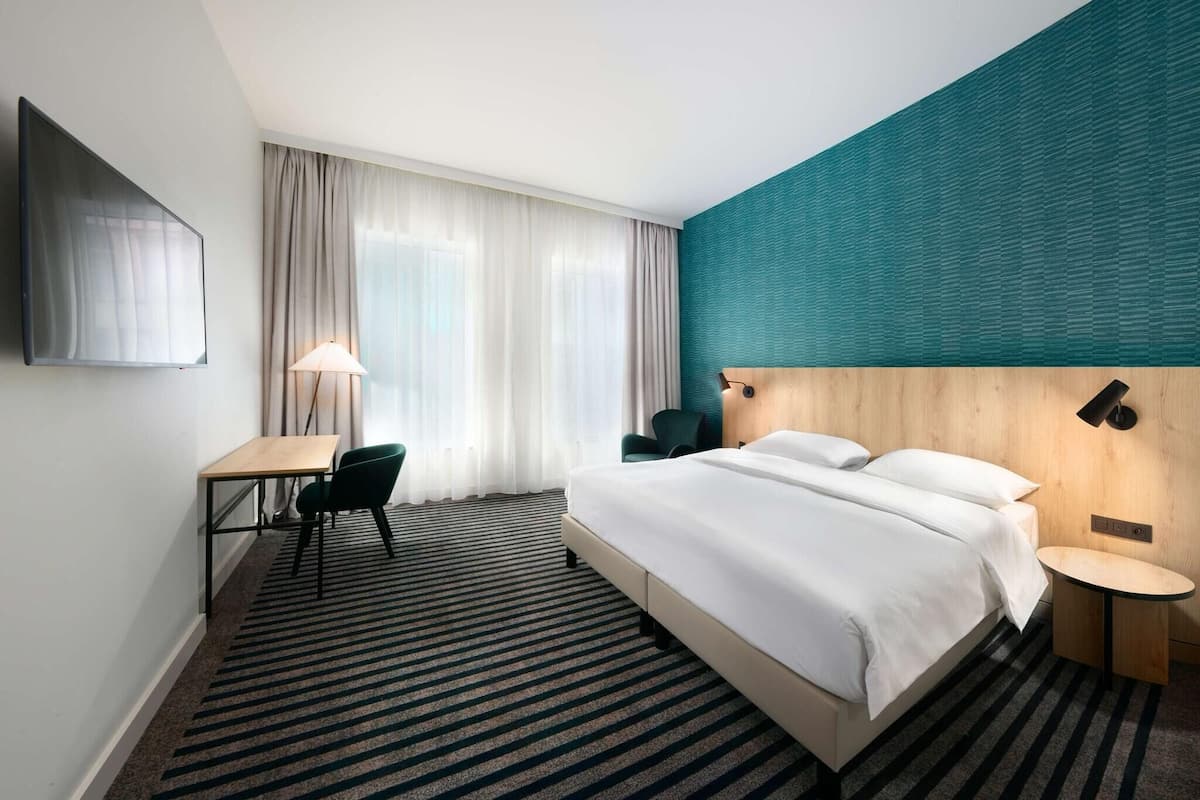 Premium bedding, in-room safe, desk, laptop workspace
