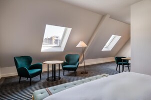 Junior Süit | Kaliteli yatak takımı, odada kasa, masa 