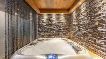 Indoor spa tub