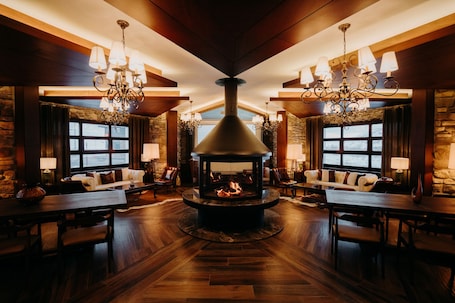 3 restaurantes, com serviço de café da manhã e almoço; culinária turca