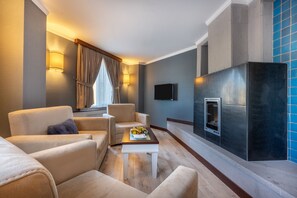 Rom – grand | Sengetøy av topp kvalitet, minibar og safe på rommet